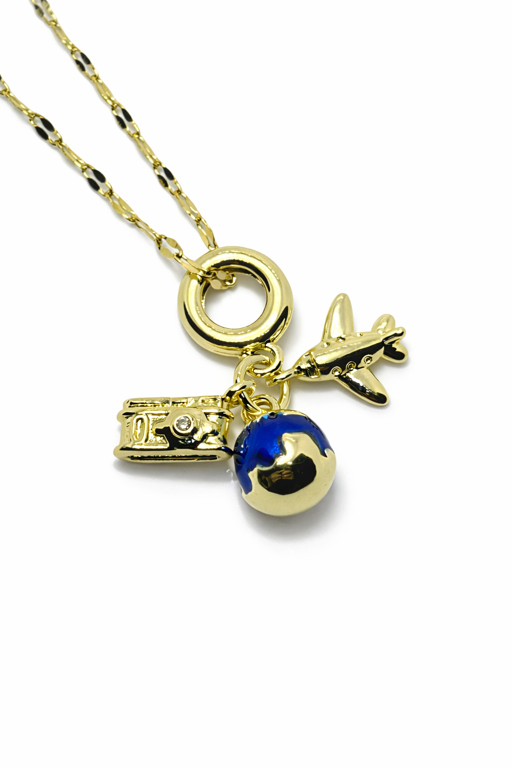 Seyahat Tema Figürlü Mineli Zirkon Taşlı Altın Renk Çelik Kolye Seyahat Tema Figürlü Mineli Zirkon Taşlı Altın Renk Çelik Kolye