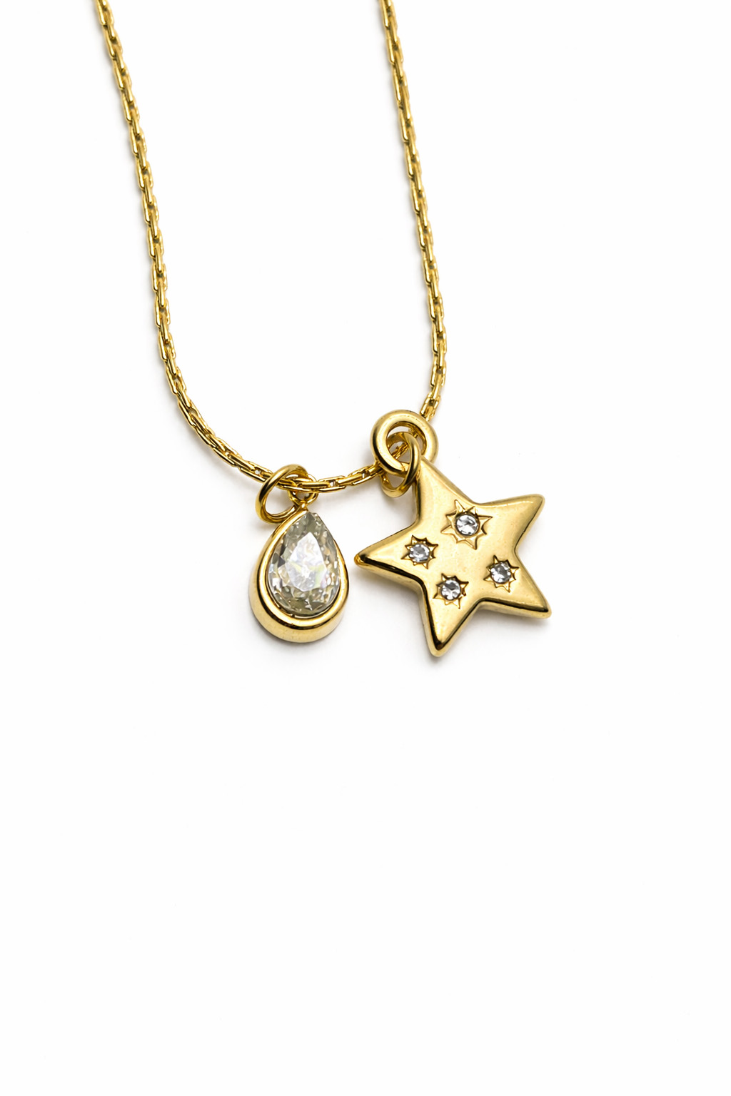 Yıldız Figürlü Zirkon Taş Detaylı Altın Renk Çelik Kolye Yıldız Figürlü Zirkon Taş Detaylı Altın Renk Çelik Kolye