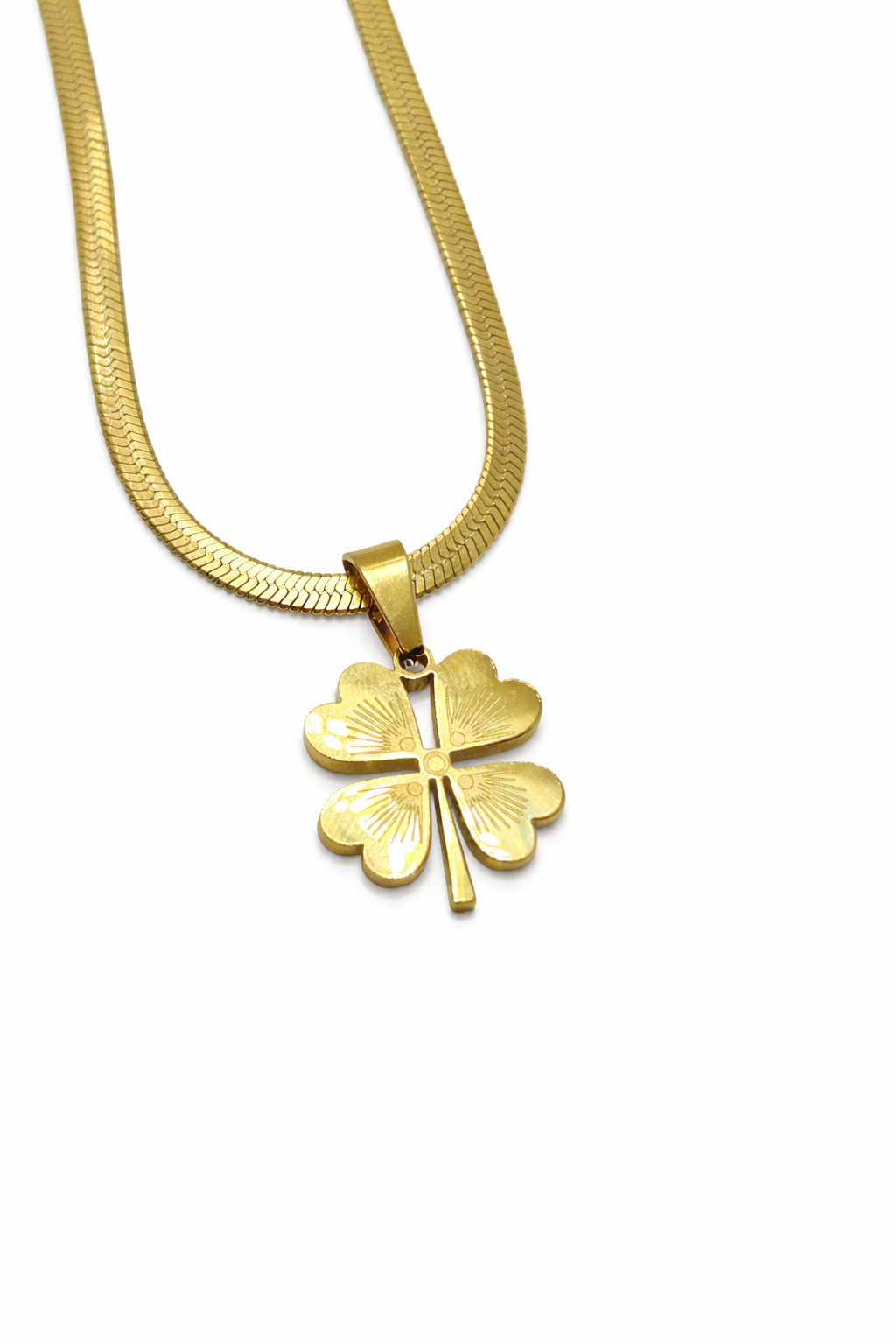 Dört Yaprak Yonca Figürlü Altın Renk Çelik Kolye Dört Yaprak Yonca Figürlü Altın Renk Çelik Kolye