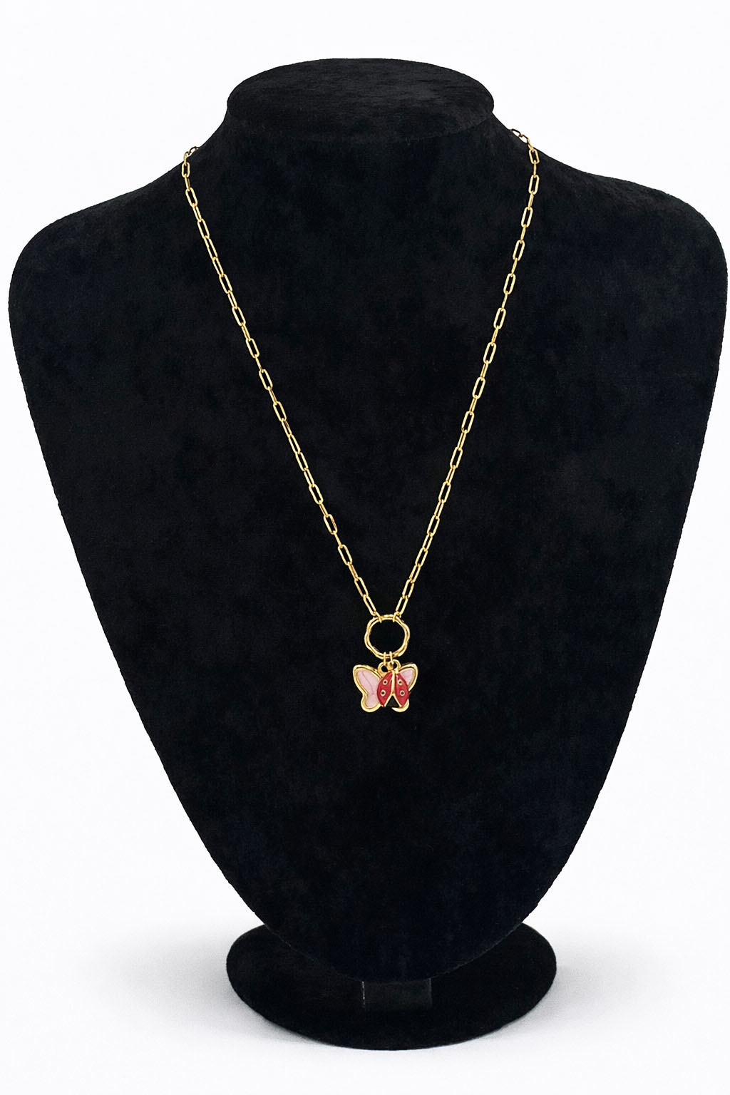 Kelebek ve Uğur Böceği Figürlü Mineli Altın Renk Çelik Kolye Kelebek ve Uğur Böceği Figürlü Mineli Altın Renk Çelik Kolye