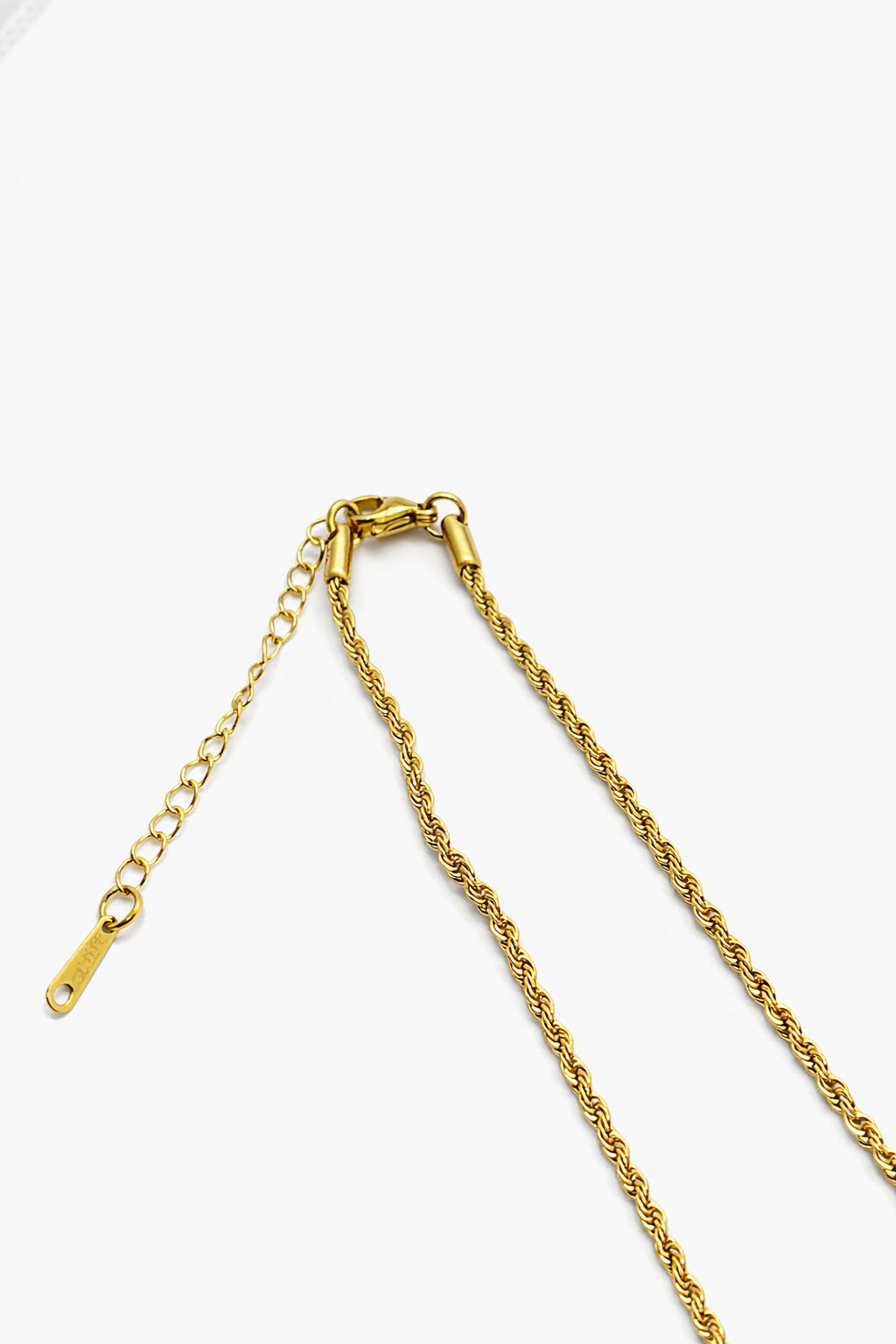 Renkli Mineli Balık Figürlü Altın Renk Çelik Kolye Renkli Mineli Balık Figürlü Altın Renk Çelik Kolye