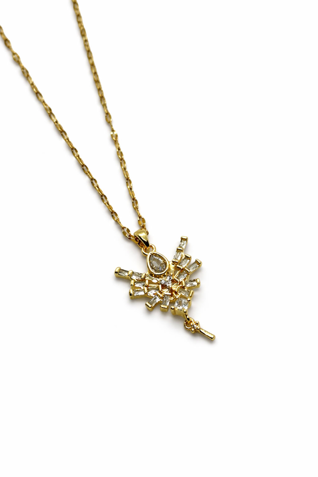 Işıltılı Yıldız Formlu Zirkon Taşlı Altın Renk Çelik Kolye