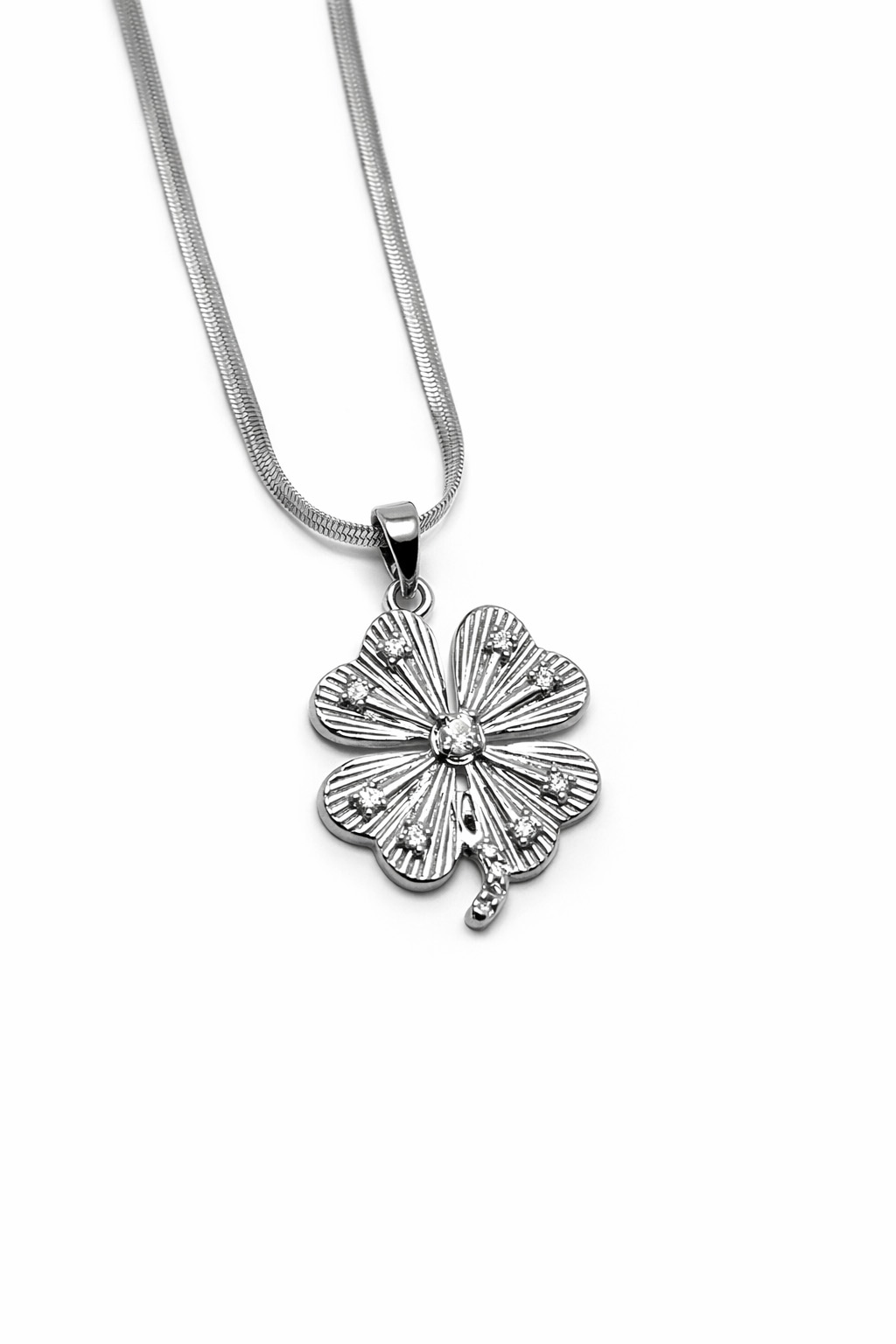 Yonca Figürlü Zirkon Taşlı Çelik Kolye