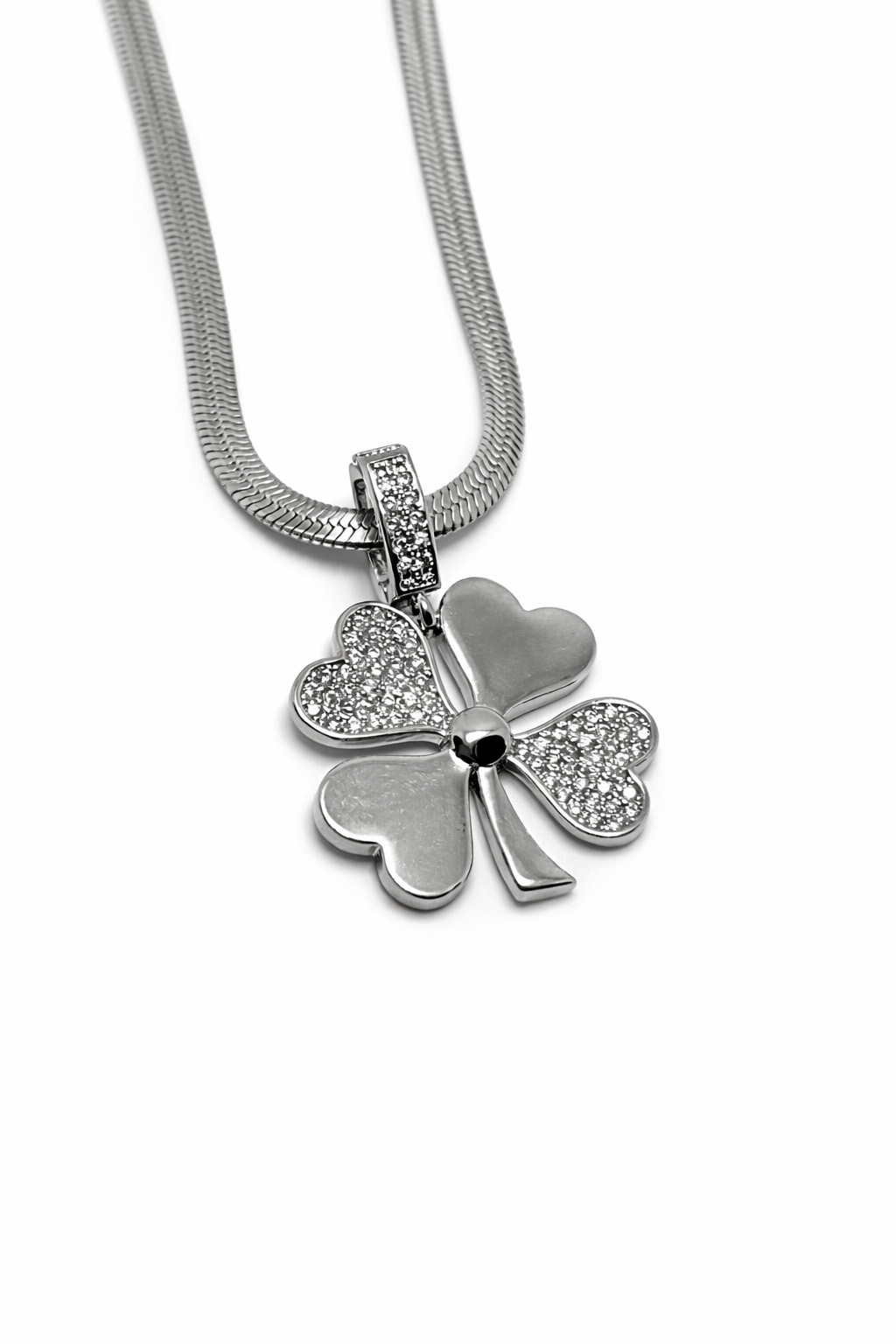 Yonca Figürlü Zirkon Taşlı Gümüş Renk Çelik Kolye